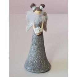 VÍLA S ŠEDÝMI ŠATY S KYTICÍ