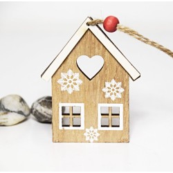 DOMEČEK SE SRDCEM K ZAVĚŠENÍ