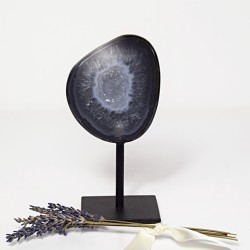 ACHÁT NA KOVOVÉM PODSTAVCI...