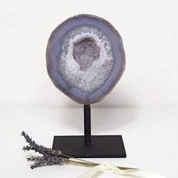 ACHÁT NA KOVOVÉM PODSTAVCI...