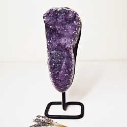Ametystová drůza na kovovém...