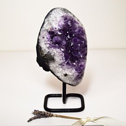 Ametystová drůza na kovovém...