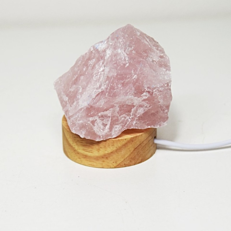 Růženín surový  se svítícím bílým podstavcem