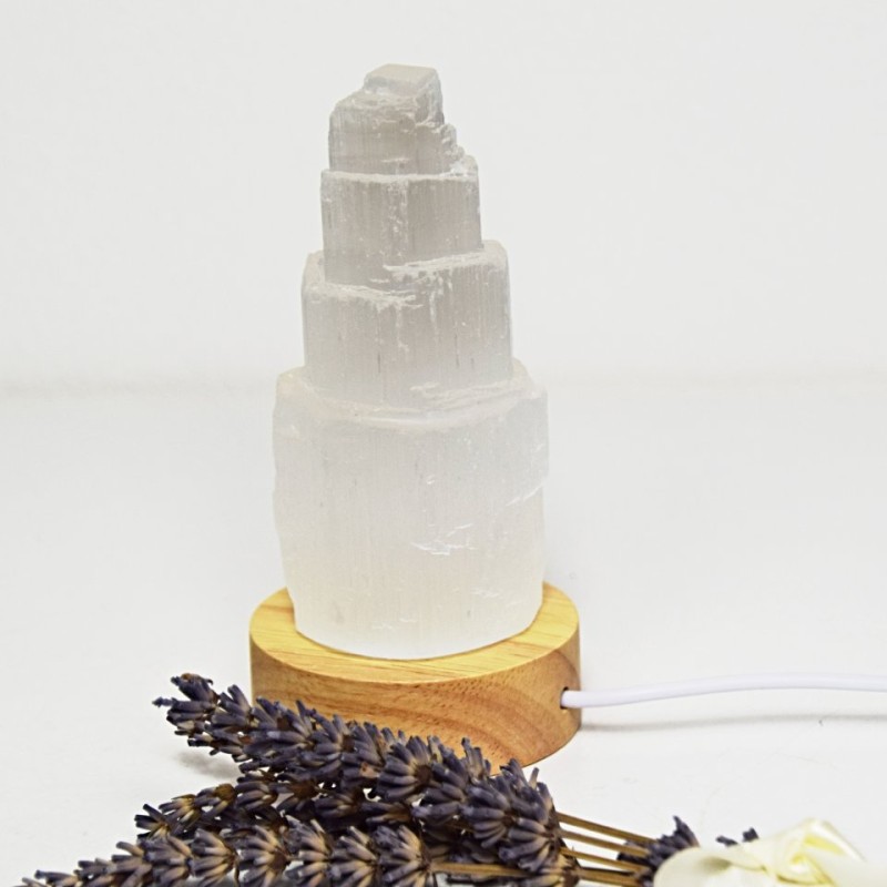 Selenitová tvrz s bílým svítícím podstavcem malá