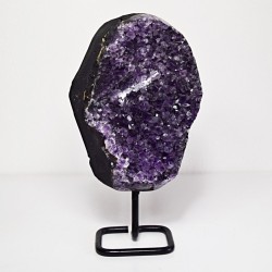 Ametystová drůza na kovovém...