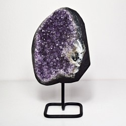 Ametystová drůza na kovovém...