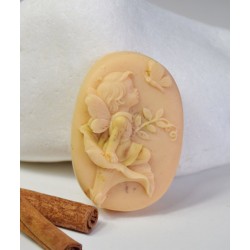 ANDÍLEK NA KVĚTINĚ POMERANČOVÝ KVĚT SE SKOŘICÍ