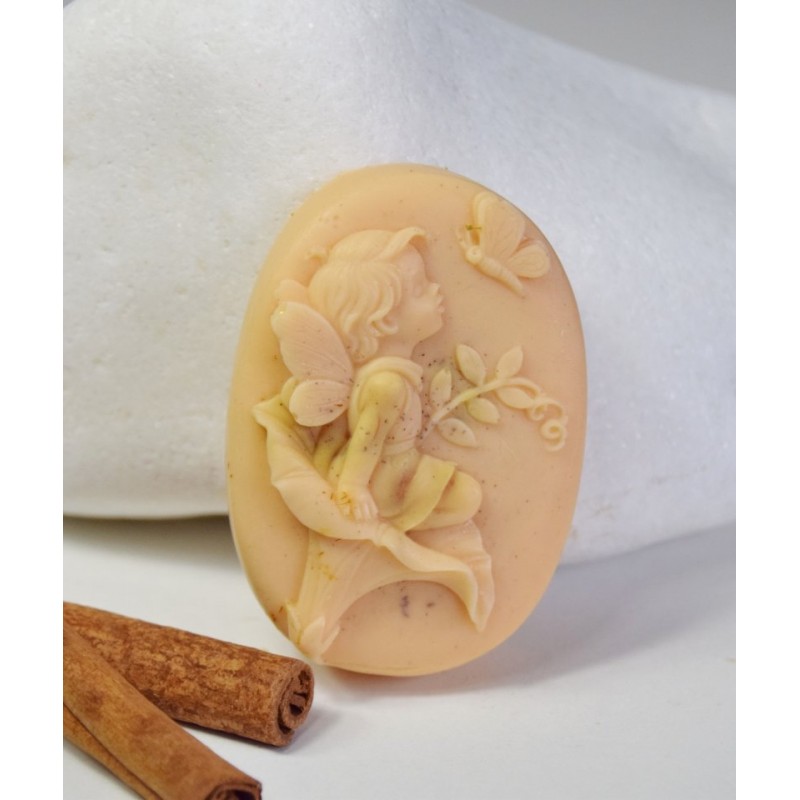 ANDÍLEK NA KVĚTINĚ POMERANČOVÝ KVĚT SE SKOŘICÍ